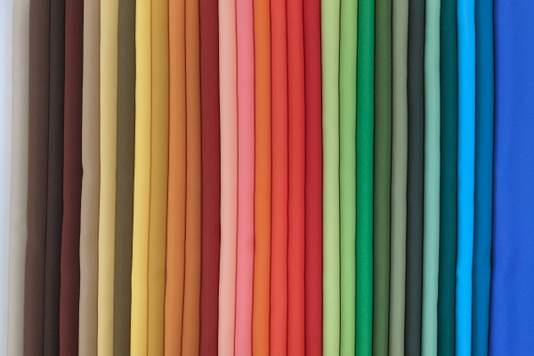 石川県金沢市のヒーリングカラーでは１２０色ドレープを使ってさらに詳しく色移りを見ることが出来ます。