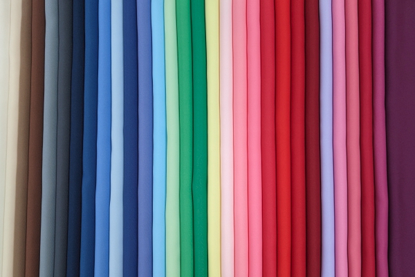石川県金沢市のヒーリングカラーでは１２０色ドレープを使ってさらに詳しく色移りを見ることが出来ます。